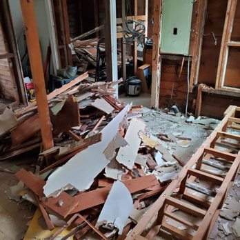 Bouchard Hauling & Removal - Before picture of kitchen at renovated house - Junk Removal & Hauling Near Me - Belfair, Washington Bouchard Hauling & Removal - Before picture of kitchen at renovated house - Junk Removal & Hauling Near Me - Belfair, Washington