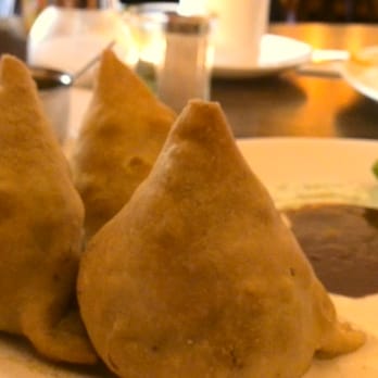 Abirams - Samosas - so, wie sie sein sollen. Knusperige Hülle aus Kichererbsenteig zur Pyramide geformt, Salat, Dips, grüne Chilisauce - Indian Near Me - Berlin, BE Abirams - Samosas - so, wie sie sein sollen. Knusperige Hülle aus Kichererbsenteig zur Pyramide geformt, Salat, Dips, grüne Chilisauce - Indian Near Me - Berlin, BE