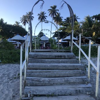 Dino’s Bar E Restaurante - Leading to the restaurant from the beach. - Restaurants Near Me - AL, Alabama