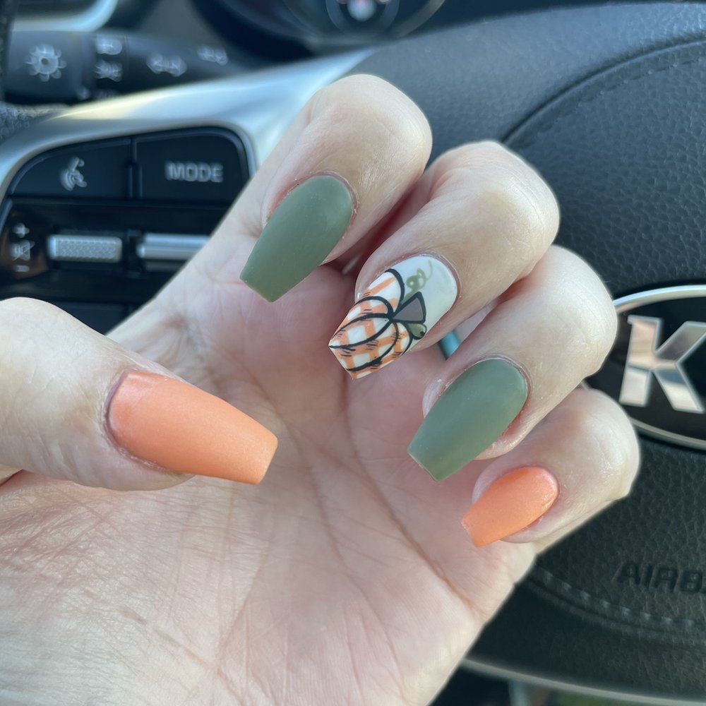 Chill Nails Spa  - Fill with freehand nail art by Sean/Tyler. - Nail Salons Near Me - Cypress, California