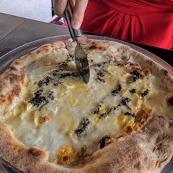 Infragranti Pizza Bar - Wonderful cheese beauty, truffles included!