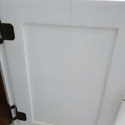 Kaylees Cleaning service - Inside door at kitchen cabinets.