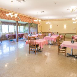 Respiratory and Nursing Center of Dayton - Residents enjoy a restaurant-style dining experience with plenty of meal choices that cater to their personal dietary needs!