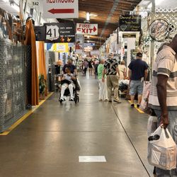 Red Barn Flea Market - Rows of merchants