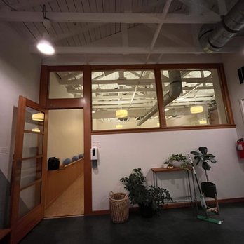 barre3 - Willow Glen - Studio interior - Barre Classes Near Me - San Jose, California barre3 - Willow Glen - Studio interior - Barre Classes Near Me - San Jose, California