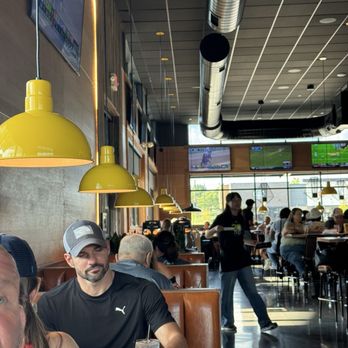 30hop - Dining area - Bars Near Me - Merriam, Kansas