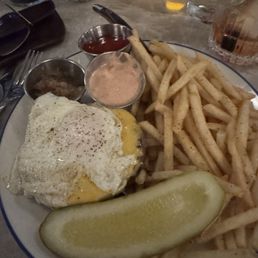 Hamburger, med rare with dippy egg Hamburger, med rare with dippy egg