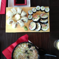 Toko - Nietypowa zupa miso (rozdrobniony łosoś i dużo pora) plus trochę sushi.