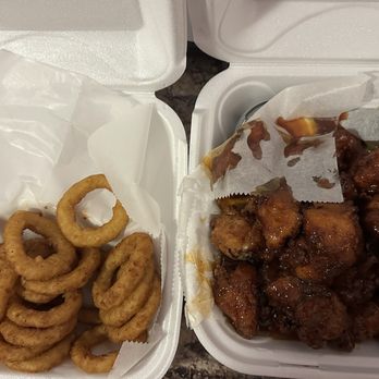 Bambooz Bar & Grill - Onion Rings and Sweet Chili Boneless - New American Near Me - Wilder, Kentucky