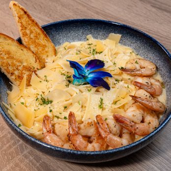 Bryan Restaurant - Fettuccini Alfredo con camarones y pan de ajo tostado al momento. Cremoso, sabroso y listo para enamorar tu paladar. - Cuban Near Me - Hialeah, Florida