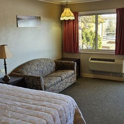 Holiday Lodge Motel - King rooms with pullout couch