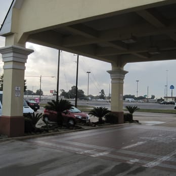 Quality Suites North - Walking outside you can see the front and I45 - Hotels Near Me - Houston, Texas
