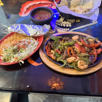 La Catrina - FAJITA TRES AMIGOS- Shrimp, chicken, and steak w/bell peppers. - Mexican Near Me - St. Louis, Missouri