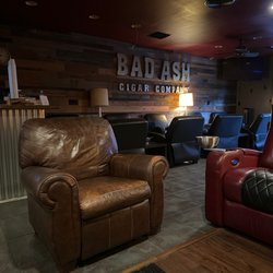 Relaxing indoor/outdoor lounge and outstanding service.  Large screen media TV's as well, humidified lockers.  Perfect location on the Blvd.
