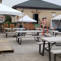 Lucky’s Kitchen - Covered and uncovered outdoor patio