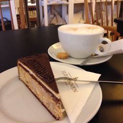Cafe Bemmerer - Haustorte und Milchkaffee