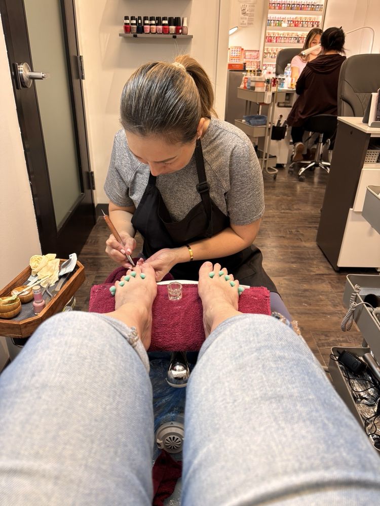 Lovely Nail Studio Logo