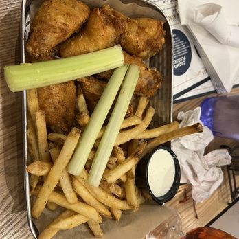 Main Event Chesterfield - Seasoned Fries THE WING PLATTER - Arcades Near Me - Chesterfield, Missouri Main Event Chesterfield - Seasoned Fries THE WING PLATTER - Arcades Near Me - Chesterfield, Missouri