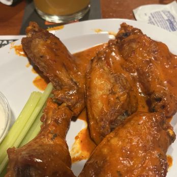 Winking Lizard - Spicy garlic traditional wings - American Near Me - Peninsula, Ohio Winking Lizard - Spicy garlic traditional wings - American Near Me - Peninsula, Ohio