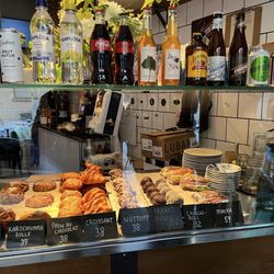 Cykelcafé Le Mond - Nice selection of baked goods.