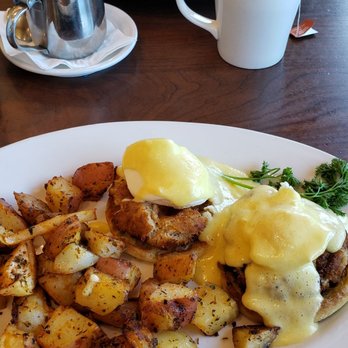 Googie Grill - Crab cake benedict and pinto chorizo omelet were PHENOMENAL. Definitely glad we decided to stop here for breakfast/brunch. - American Near Me - Seaside, California