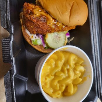 Dave's Hot Chicken - Tender sandwich with Mac and cheese. Spice level buffalo - Chicken Shop Near Me - Tucson, Arizona