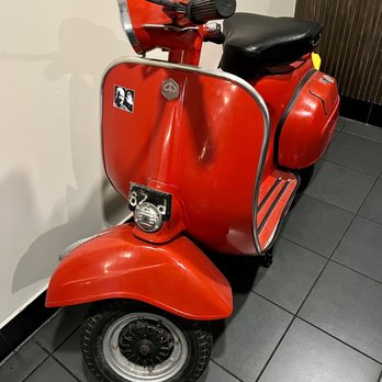 Bluetree Cafe - Honolulu - Vintage Vespa, circa 1963 - Coffee & Tea Near Me - Honolulu, Hawaii