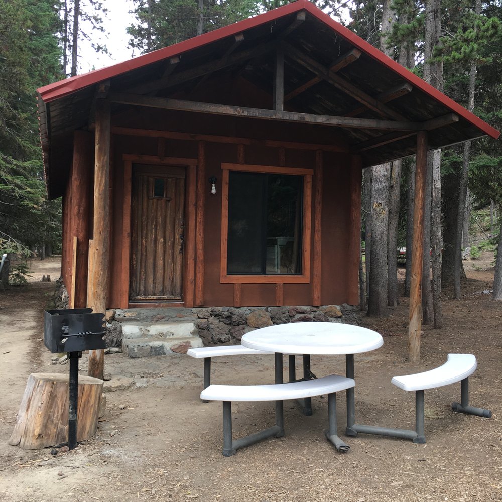 Paulina Lake Lodge - The front of the cabin. - Resorts Near Me - La Pine, Oregon