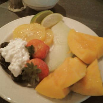Bibas Courtyard Grill - Fresh fruits and my favorite, papaya slices with squeezed lime slices - American Near Me - Honolulu, Hawaii Bibas Courtyard Grill - Fresh fruits and my favorite, papaya slices with squeezed lime slices - American Near Me - Honolulu, Hawaii