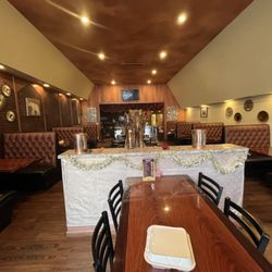 India Palace - Welcoming dining room