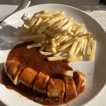 Mar y Sol - Curry Wurst con Patatas (Pommes/Fries) - Seafood Near Me - Port de Sóller, PM Mar y Sol - Curry Wurst con Patatas (Pommes/Fries) - Seafood Near Me - Port de Sóller, PM