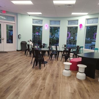 Fundaes - ambiance - Ice Cream & Frozen Yogurt Near Me - Carmel, Indiana