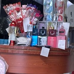 Hong Kong Chinese Restaurant - Get nice gifts while you eat