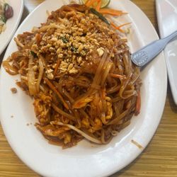Simon's Pan Asian Bistro - Chicken pad Thai