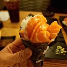 Salmon Handroll