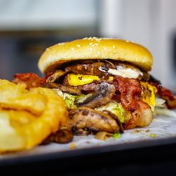 Broiler Bay - Bacon Cheeseburger with Mushrooms - IG: @nelson_eats
