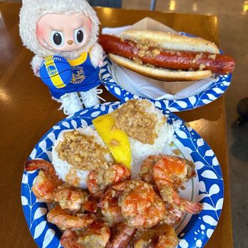 Giovanni’s Shrimp - A Shrimp Scampi plate n' garlic dog. - Seafood Near Me - Honolulu, Hawaii