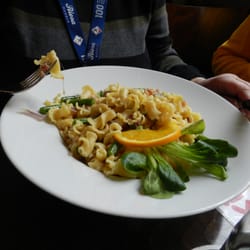 Restaurant "Makkaroni" - Appenzeller Nudelpfanne mit Kelchen, roten Zwiebeln, grünen Bohnen, Schinkenspeck