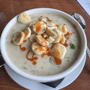 Linn's Restaurant - Clam Chowder (with oyster crackers and tabasco) - American Near Me - Cambria, California