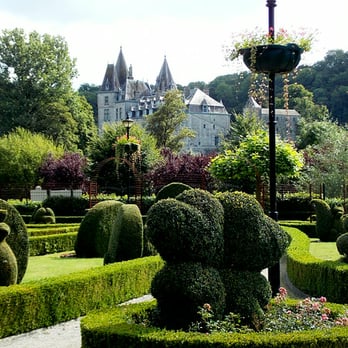 Parc des Topiaires - The town's castle in the background. - Parks Near Me - Durbuy, WLX