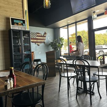 Barrel 17 - Dining room - New American Near Me - Virginia Beach, Virginia