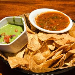 El Callejon Taqueria and Grill - Chips, salsa fresca, guacamole