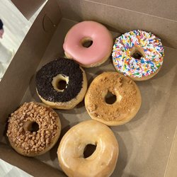 Fluffy Glaze - Skor, oreo, strawberry, classic glaze, biscoff, vanilla sprinkles