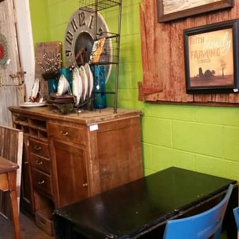 Grandma Sugar's Cupcakery - a table and chairs - Bakeries Near Me - Mason City, Iowa