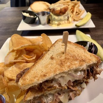 Drifters Kitchen and Bar - Short rib grilled cheese with homemade chips and Mac daddy burger with fries - Cocktail Bars Near Me - Ridge, New York