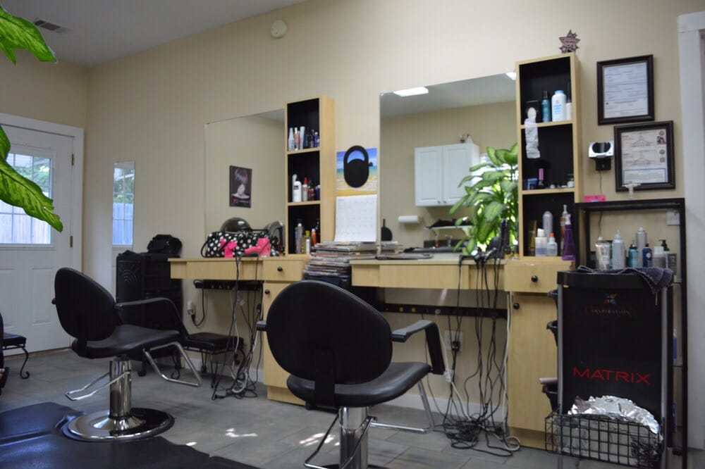Gigi's Hair & Beauty Salon Logo