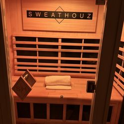 Infrared light sauna was extremely clean with a design, with custom chromatherapy lighting