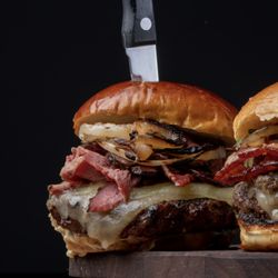 MJ23 Sports Bar & Grill - Burger