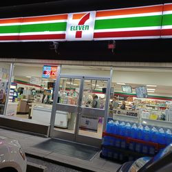7-Eleven - Store front @ 4350 Merrick Rd...food Delivery