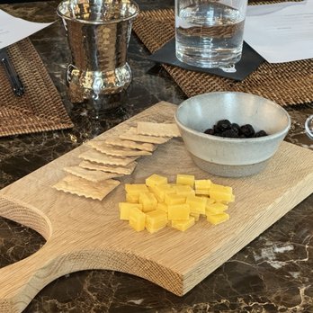 Black Kite Cellars - Cheese, crackers and dried cranberries - Wine Tasting Room Near Me - Freestone, California
